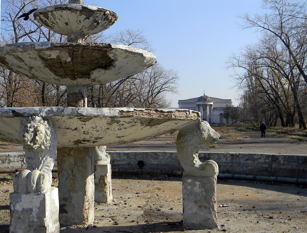 Старый скульптурный фонтан