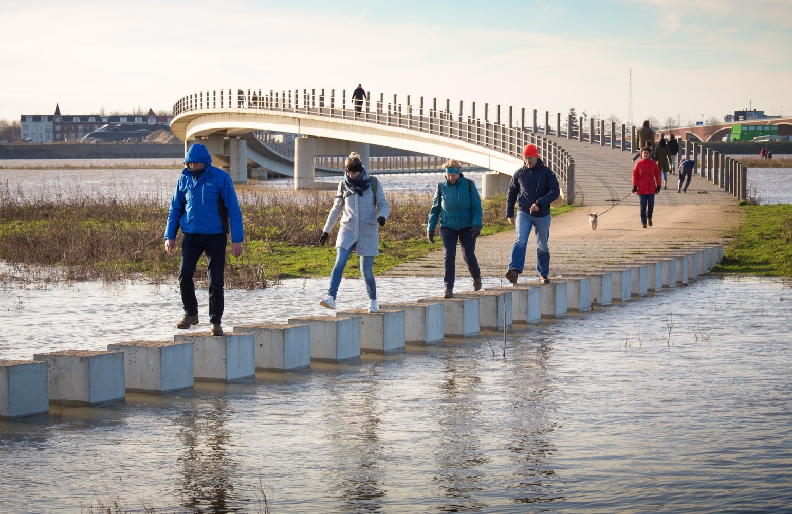 Затопляемый мост в Нидерландах. Ездить нельзя, ходить — можно.