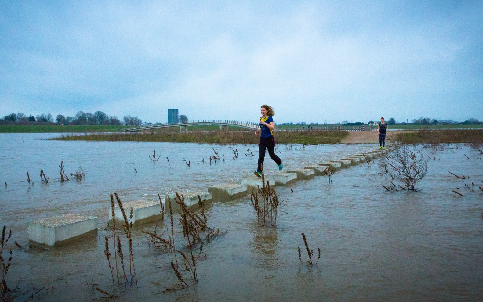 Затопляемый мост в Нидерландах. Ездить нельзя, ходить — можно.